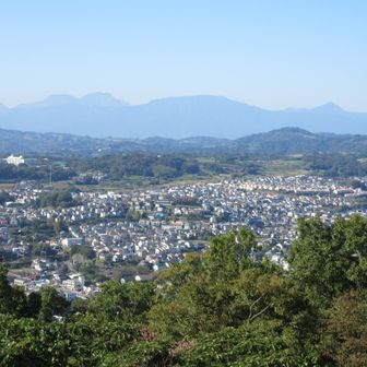 展望塔からの眺望②
秦野市街と箱根方面(右から金時山、明神ヶ岳、神山…)