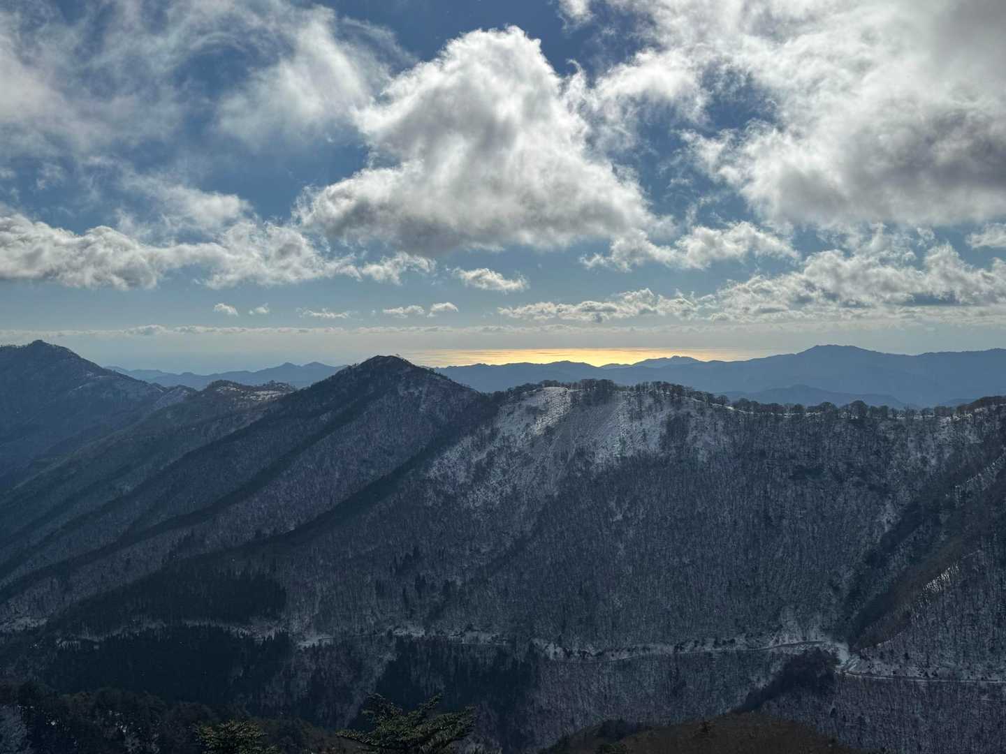 海キラキラ🤩…林道も雪が乗ってるからハッキリ見えるねー