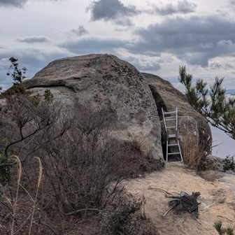 ふぐり岩の脚立🪜を登って隙間を通っていくと