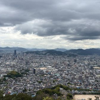 さぁ、牛田山⛰️はどこでしょう？

仏舎利塔が見えるので、その上に見える山。
正解👍