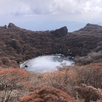 山頂直下の御池　カチンコチンだ！