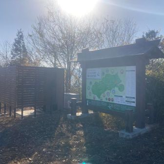 山頂の先を少し降りると、バイオトイレと展望台があります。