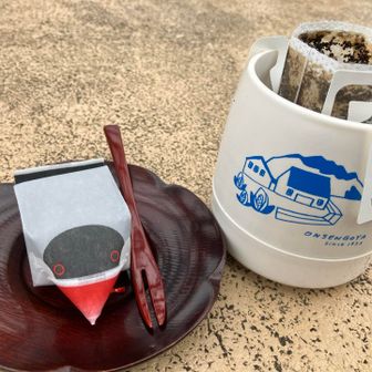 海を眺めながら、コーヒーと文鳥ようかん