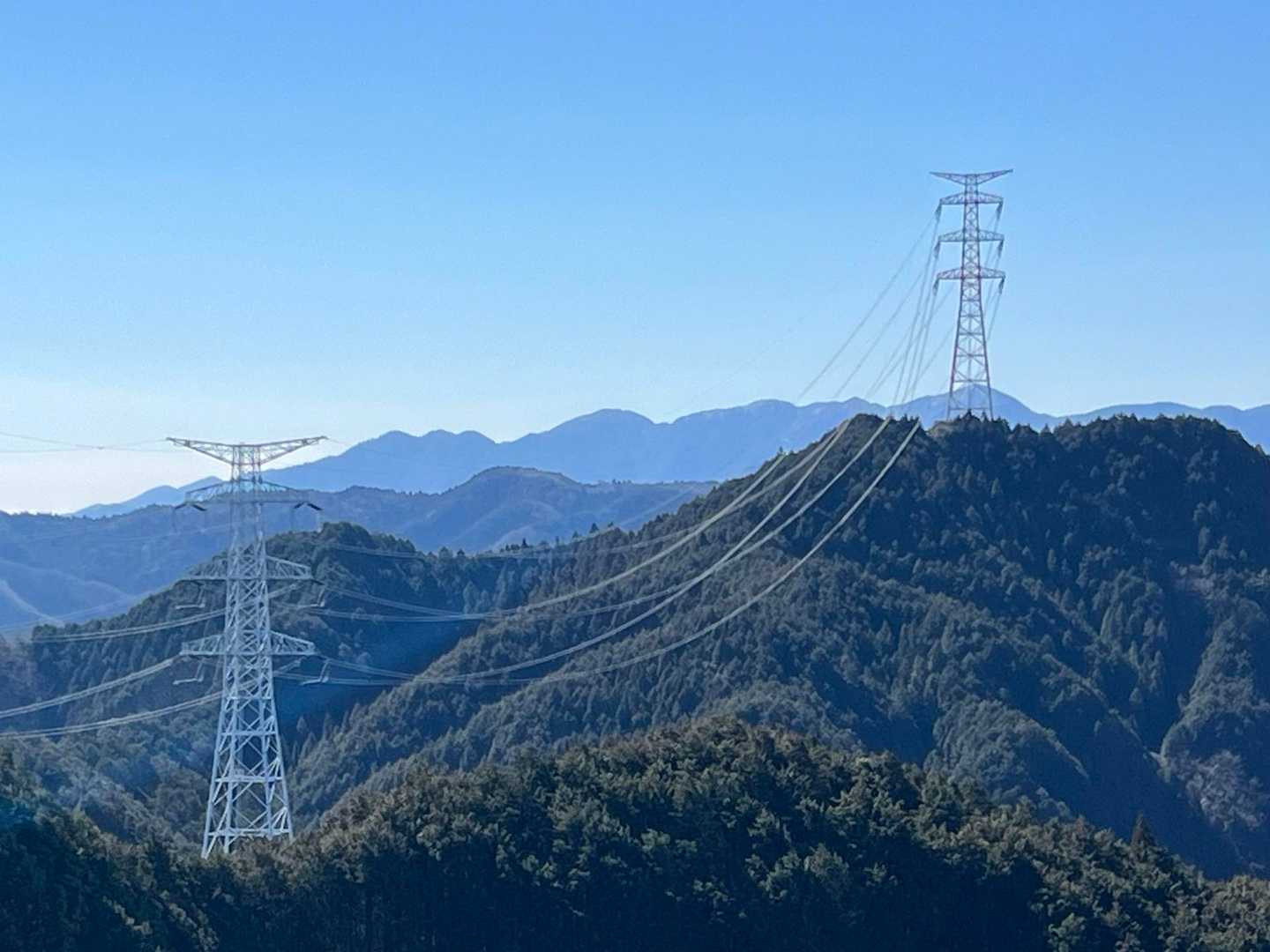 鉄塔越しに、丹沢山や蛭ヶ岳など