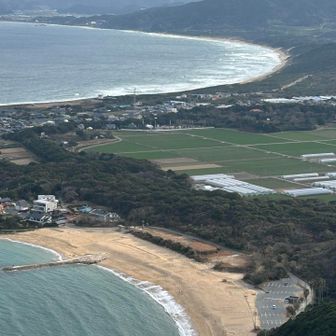 見事な弧状の海岸線が続いています