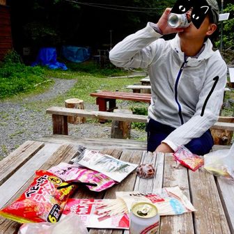 ピークレスふらっと山歩&両俣じかんが最高なんです🥳
もちろん平日の昼間から呑む🍻コレが最高です😆
この後小屋ボラさんも合流して🍻
