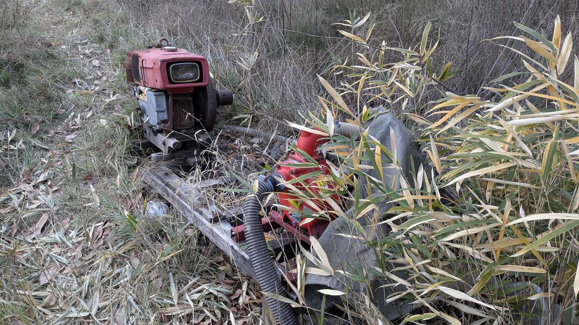 置き去りになってる機械
コレは運搬用？どうやって使うのだろ