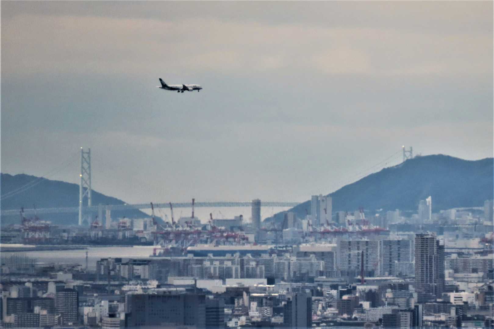 明石海峡大橋と伊丹空港に降りる旅客機