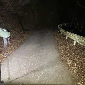 暗闇なのに足元は昼間！