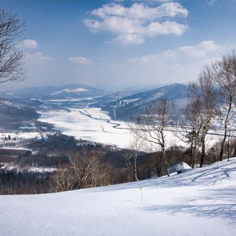 南東方向🧭
凍結したかなやま湖が広がり、その奥に南富良野町が見えていました✨

👈カメラを左へ