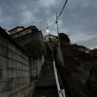 住宅の横を抜けて行きます