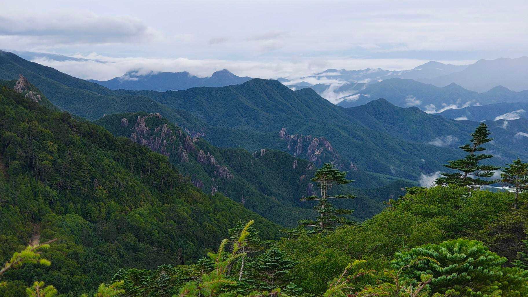 知られざる奥秩父山塊の最高峰。日本一高い車道峠から国師ヶ岳を越えての写真