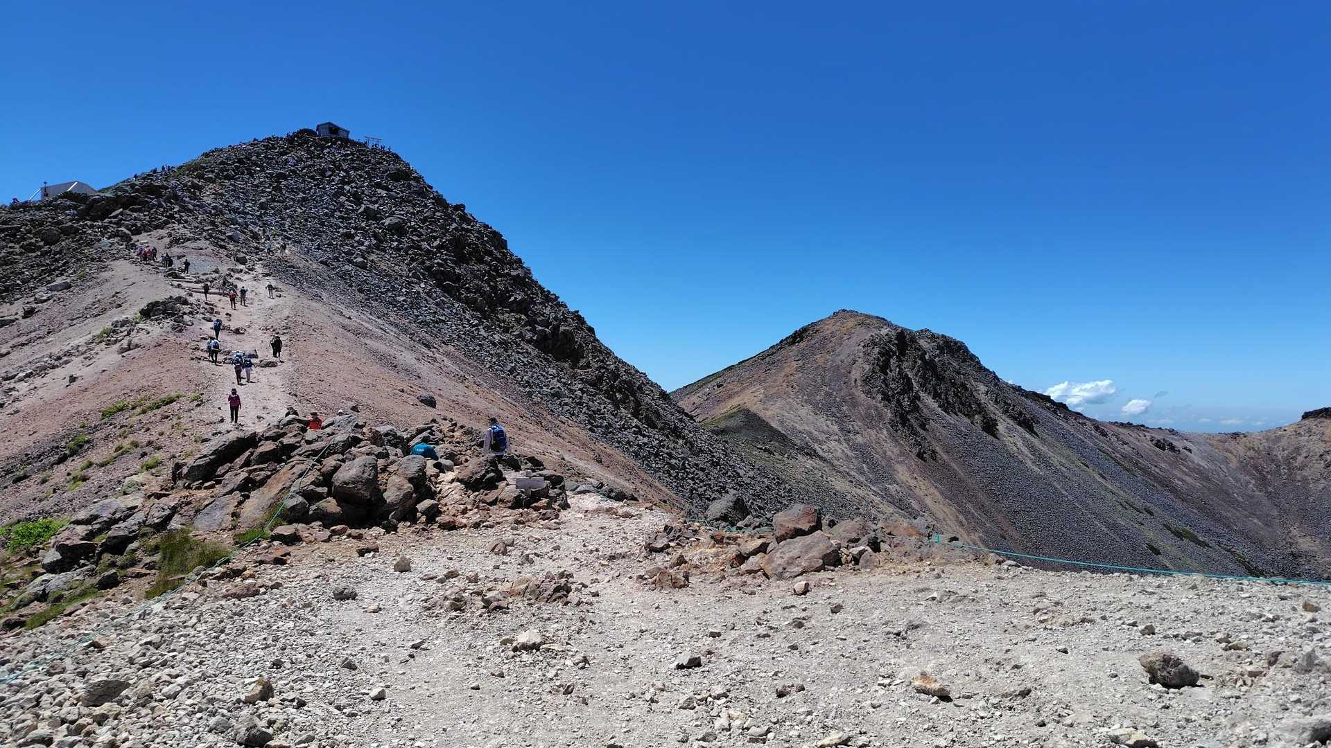 肩の小屋を越えると、いよいよ岩石ゴロゴロの登山道へ突入。