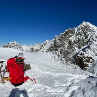風裏で全く寒くなかったので、絶景と共にカップラーメンとコーヒーブレイク
スノーシューは荷重要員で持ってきました🙃