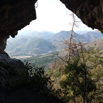神座の窟。

元は修験道の場である
吹き抜けの洞窟ですが、
此処からの眺望もなかなかの絶景です🙂