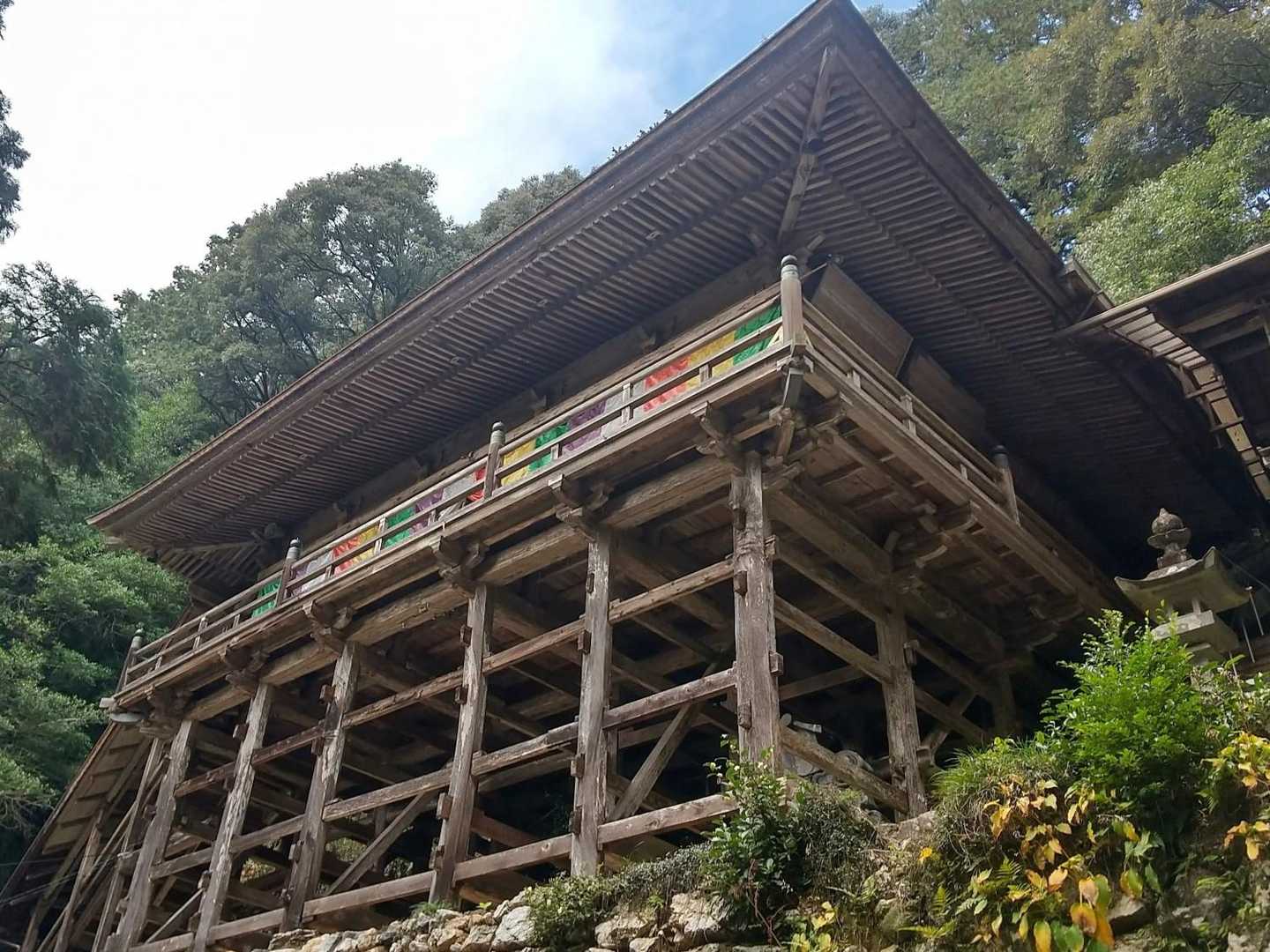 
自然 と 歴史 が 織りなす
厳かな 雰囲気  といいますか 
岐阜県の 隠れた 名刹 の雰囲気が伝わります 👍️
