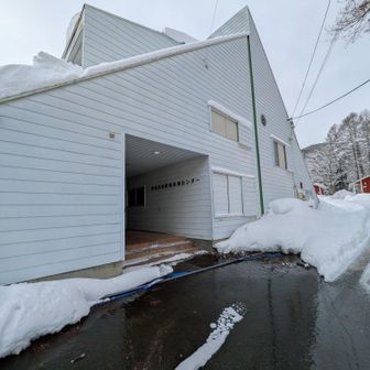 この建物の奥にトレースあり