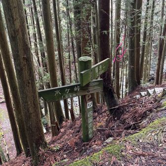龍岡木地登山道口がある