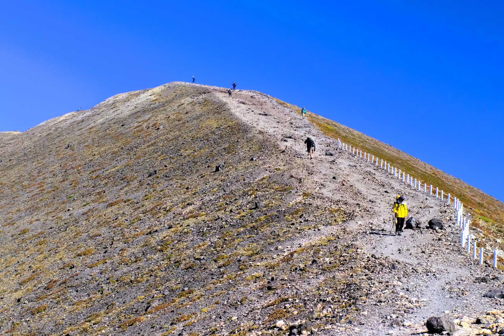 東山山頂を目指して砂礫地を登る。