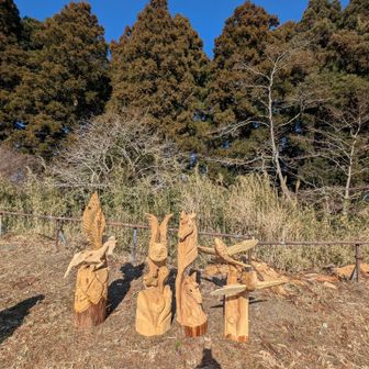 🚻の近くにこれまたかわいい木彫りたち😆