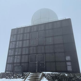 山頂の施設にゃ、これは…！