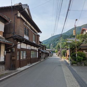 秋月の街に入る。歴史のありそうな街並みが並んでいる