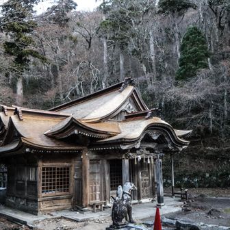 屋根の葺き替えが終了した下山神社