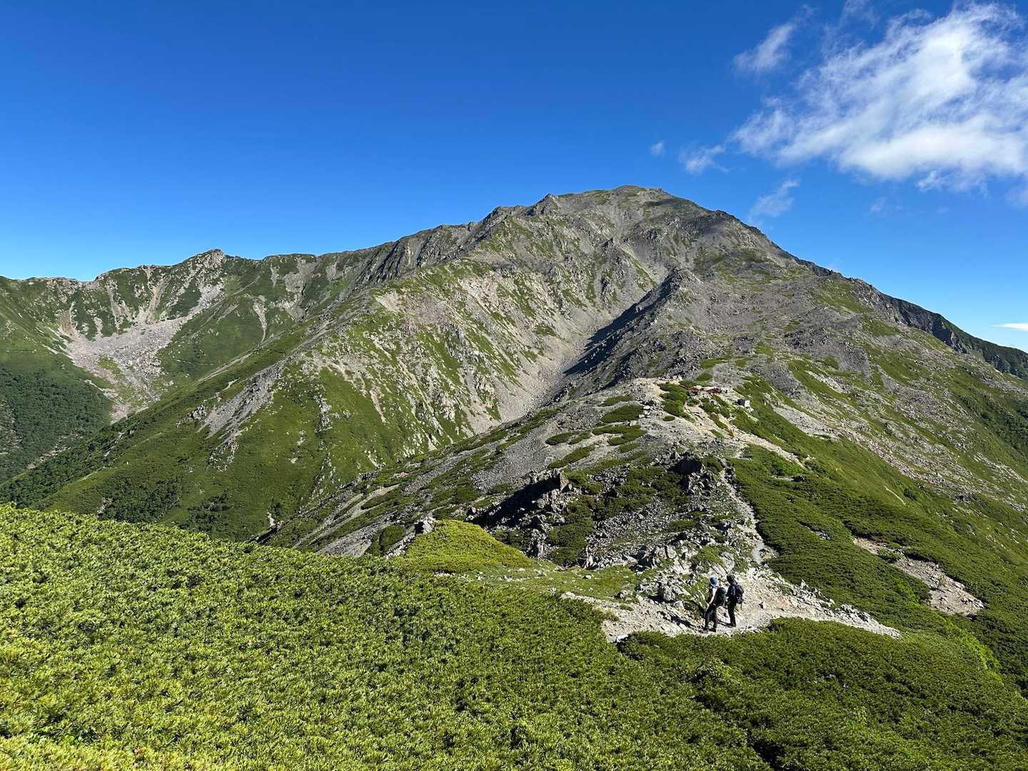 間ノ岳はずっしりと雄大な山容