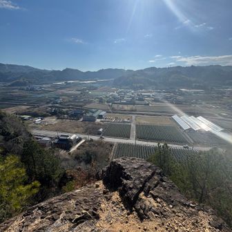 こちらでお昼休憩🍙
暖かい日です。