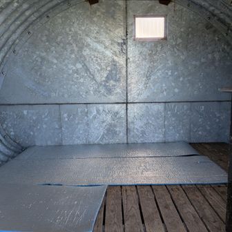越路避難小屋内
