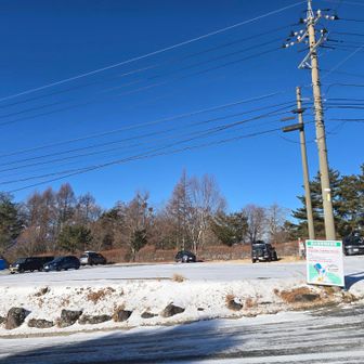 登山者専用駐車場。ノーマルタイヤでは厳しそうな坂でした。駐車場は余裕ありでした。