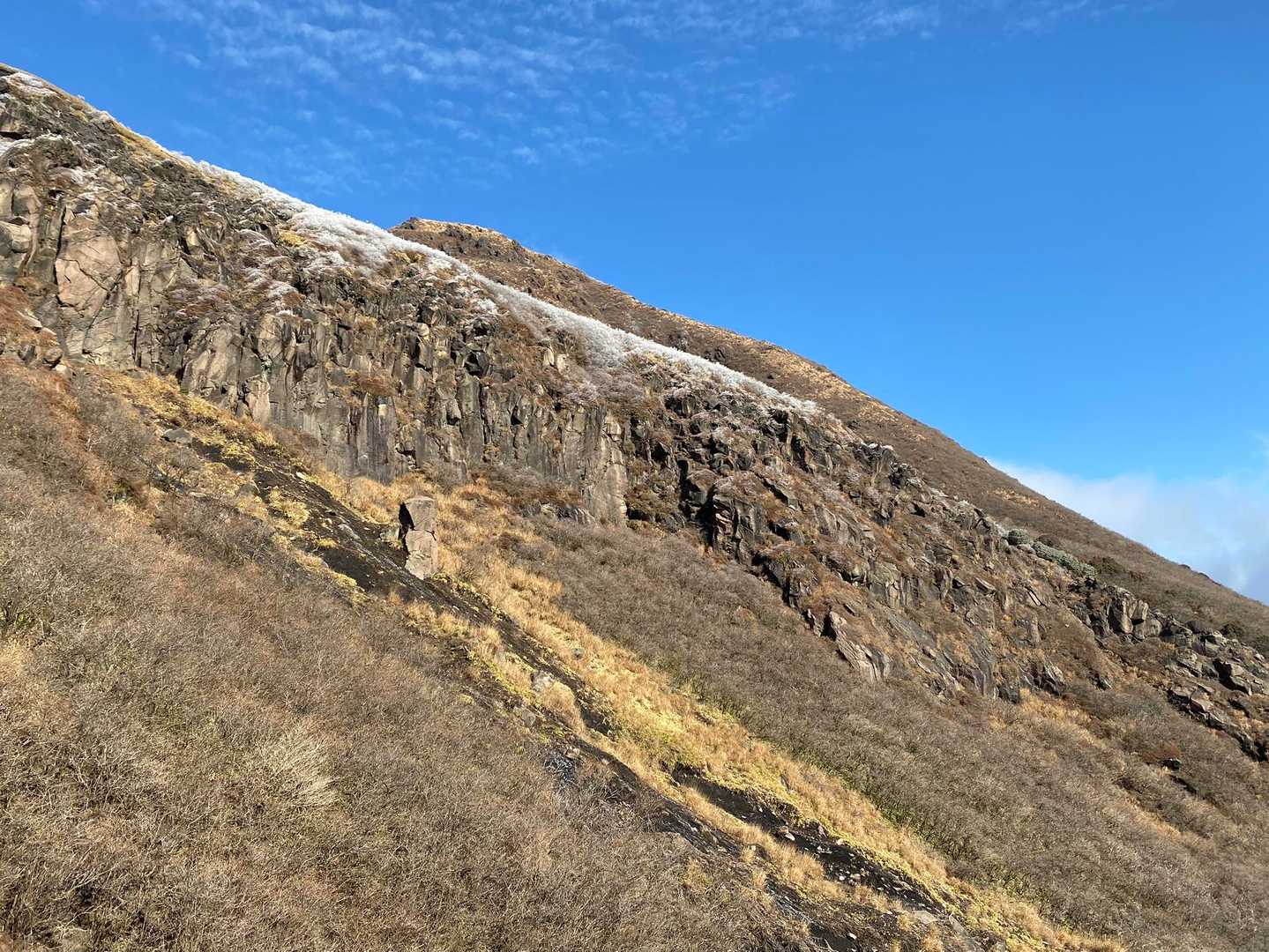 湿気多めの護摩堂岩。どんな風に凍るんやろう??