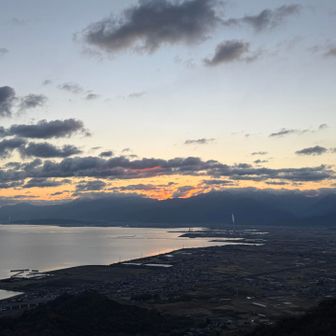 ゼーゼーハーハー登り、元旦から何やってんだと、怠け者の自分を責めながら登ったけど、この景色見たら一転、頑張った自分を褒めるモードに😚
そして、ここでくるみさん、エイコさん、クンちゃんと合流✨
寝起きの顔で初めまして🫣