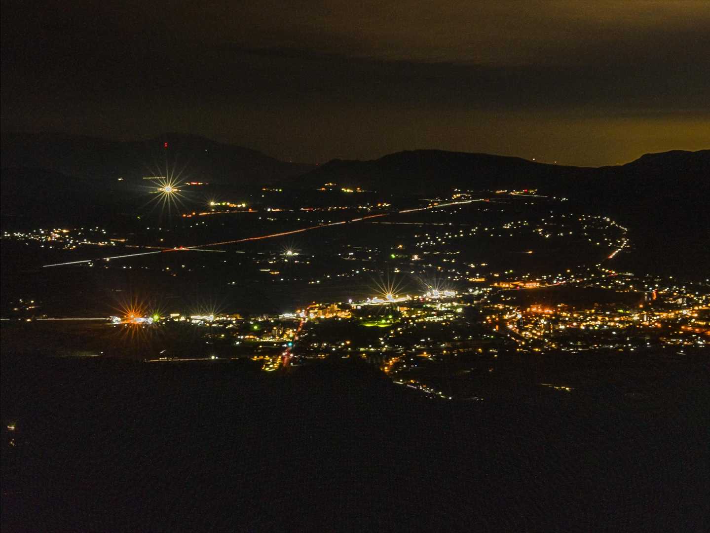 仕方ないので夜景でも。