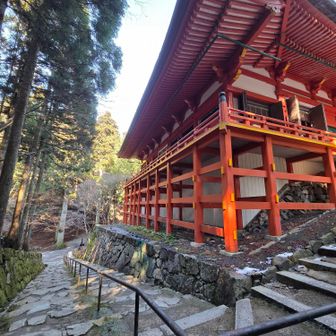 凛とした空気の中、横川中堂の朱が映えてました。