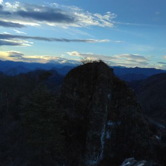 登った雌岳の壁を眺める