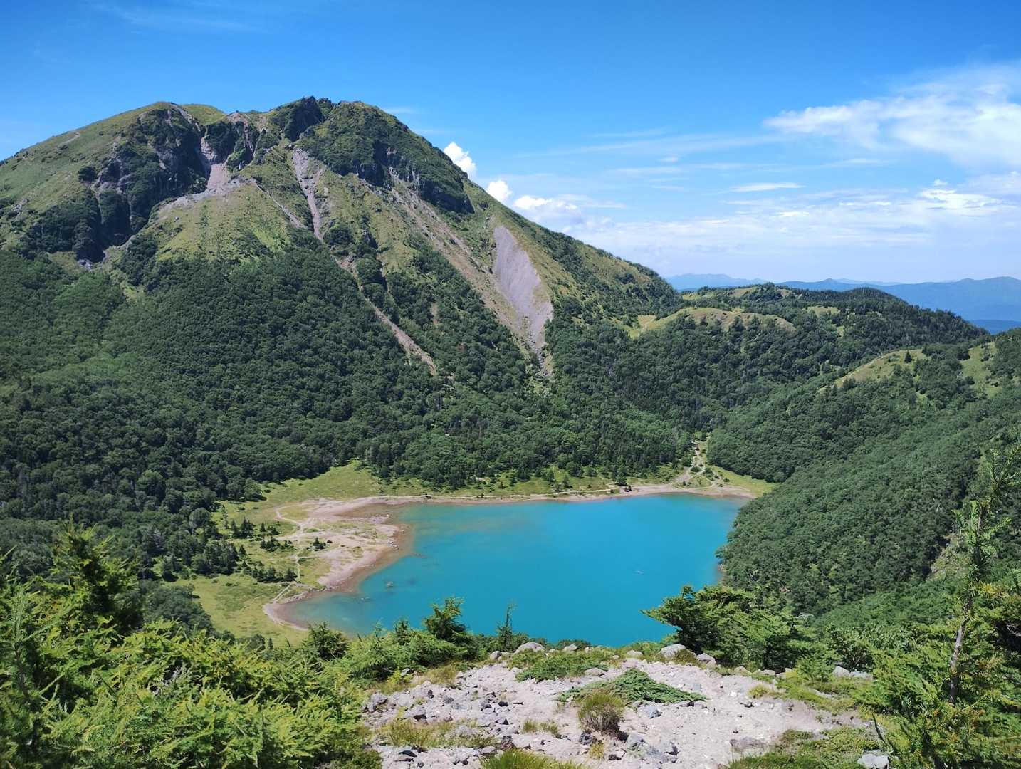 この景色どうですか〜☺️
五色沼の水の色合いは太陽のあたり方などで微妙に変わるのでしょね🤔
白根山山頂からはエメラルドグリーンに見えましたがでここからは少しブルーっぽく見えました