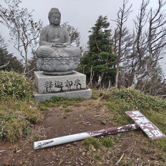 また山頂標識を破壊してしまった（うそ）
釈迦如来を祀っている山だから釈迦ヶ岳