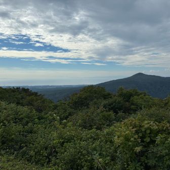 吹越烏帽子方面！
下北半島の脇野沢トップ、夏泊半島のトップ、奥には津軽山地が見えました^_^
ここから見える海は陸奥湾になります🌊