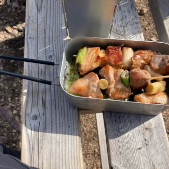 さすがにメスチンに4本は乗り切らないので、１本はげんさんにお裾分け　マフラー犬にもあげたいが、ネギがあるからダメですね。
お味の方は間違いのない旨さ　遠く函館を偲びしばし幸福感に浸ります