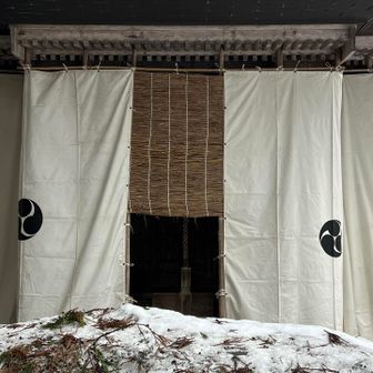 雪吹き込まないように囲ってあるんですかね