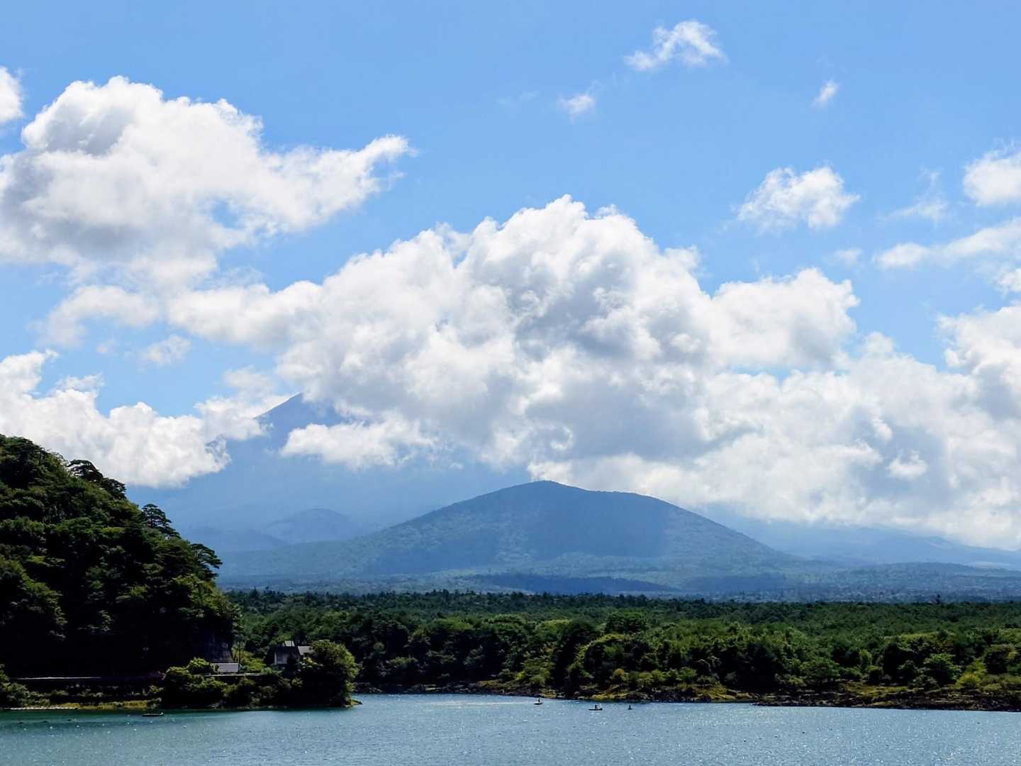 雲は多いが良い天気☀

精進湖の子抱き富士が見える場所🗻
いつ行っても静かで好き♡
息子の家から30分　羨ましい🤤