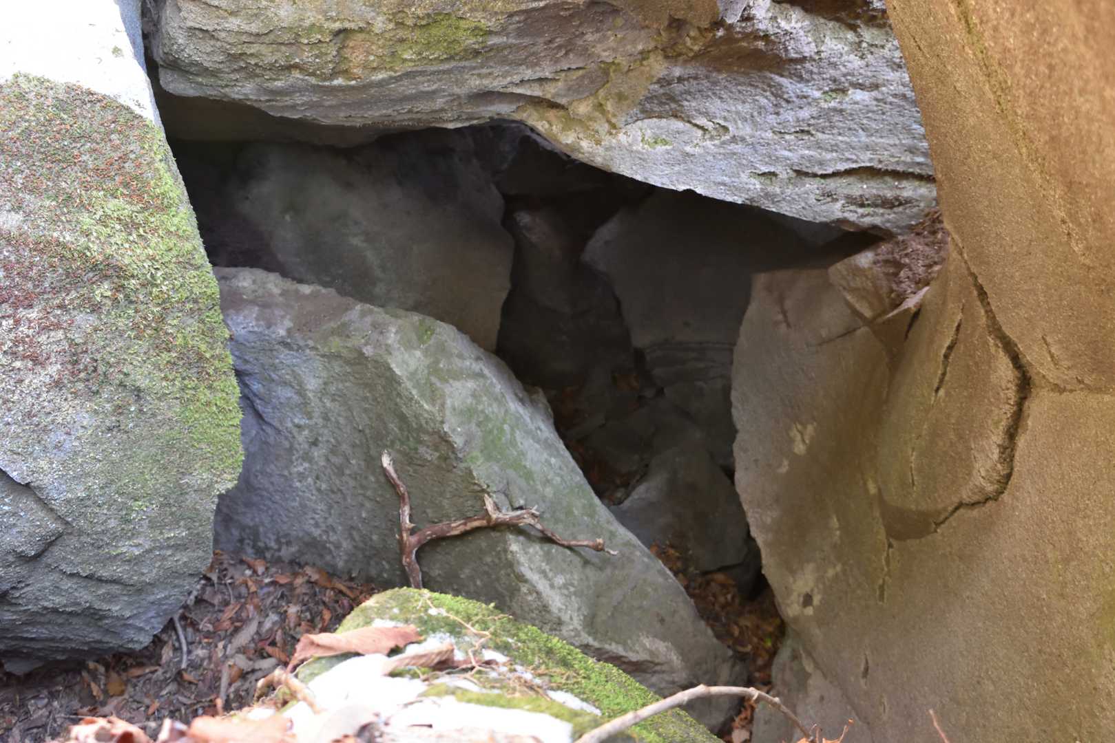 重なった岩で縦穴ができてる