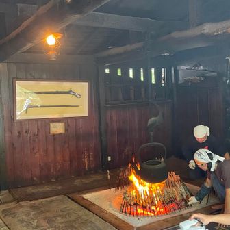 岩魚を焼くのも暑そうです
「炎立つ囲炉裏嘉門次小屋晩夏」