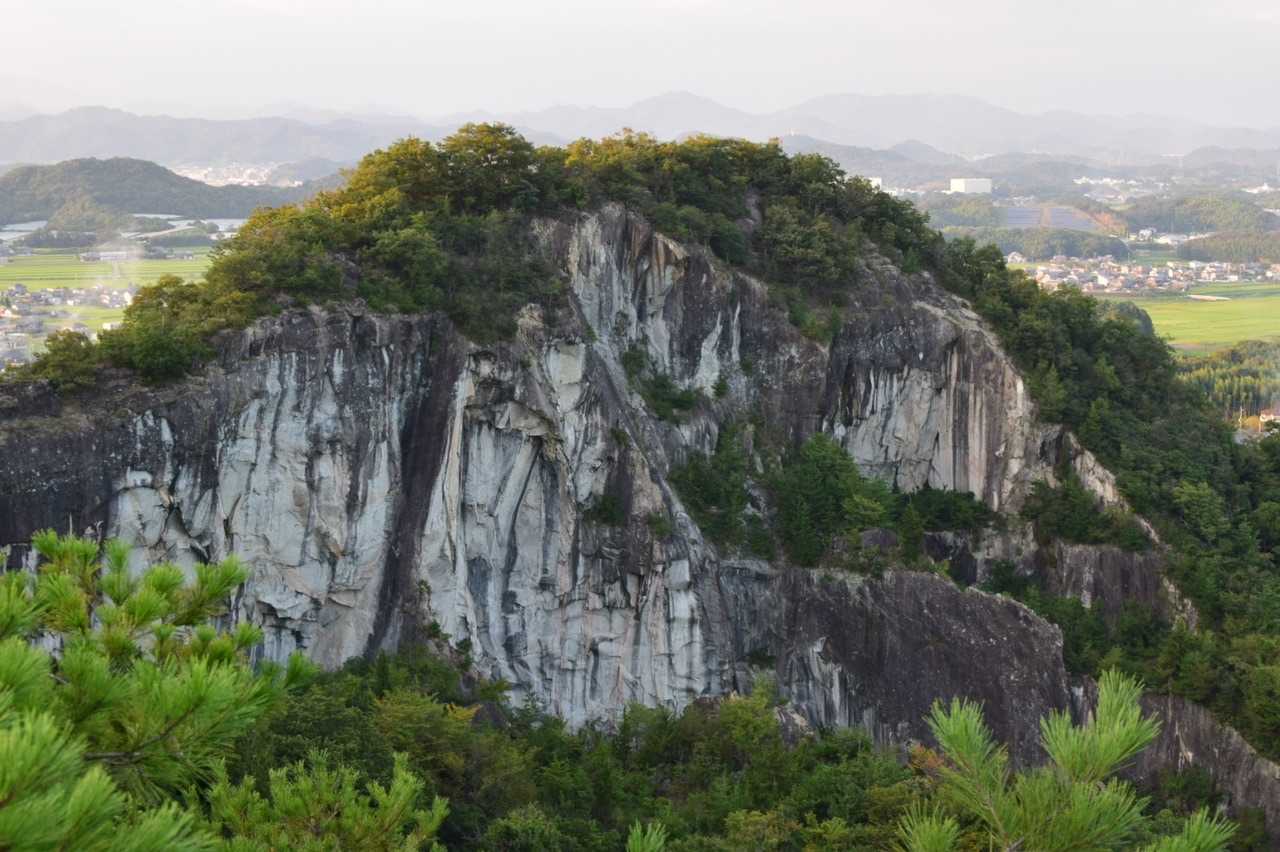 パラリンピック盛り上がってますね

急に何？？
この岩山がパラのマークに見えたって？