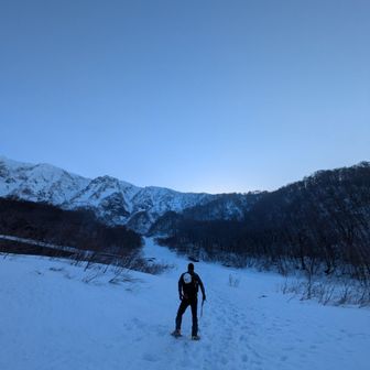 北壁を見上げる