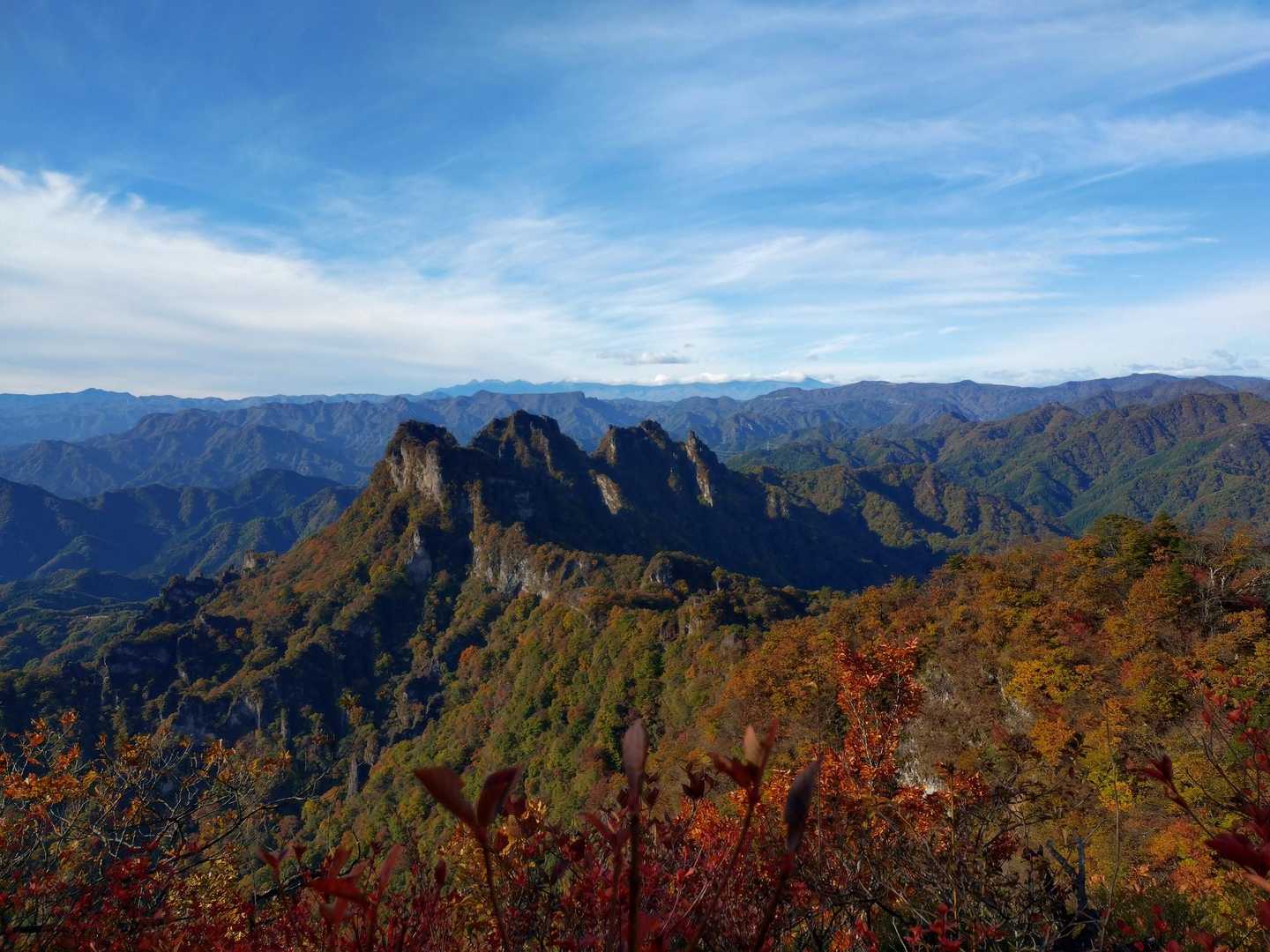 奥に荒船山、八ヶ岳も見えます✨