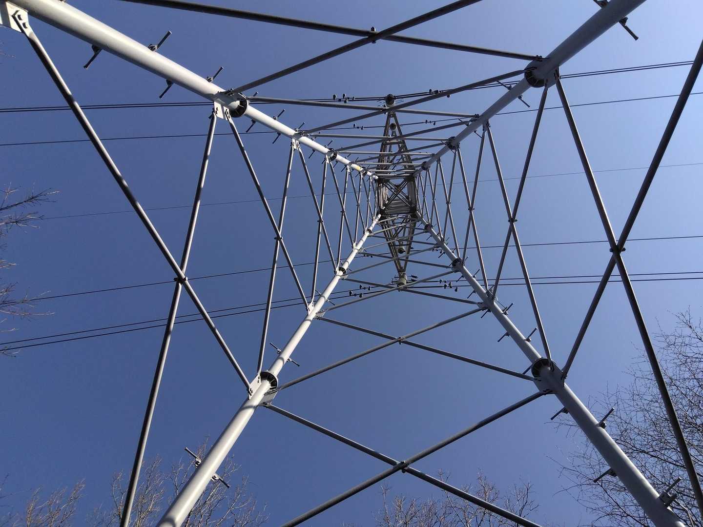 電力の鉄塔、携帯電波塔ありました。