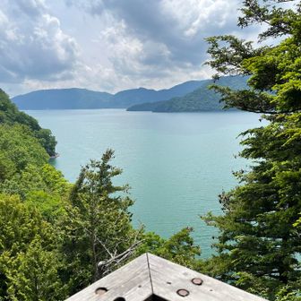 湖畔沿いに戻ります