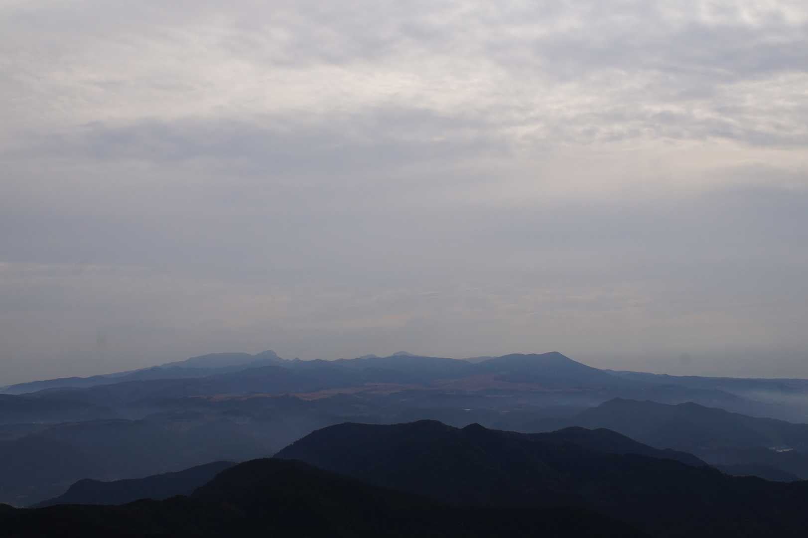 経ヶ岳、郡岳方面
とんがり山だけあって、眺望がすばらしいですね😊